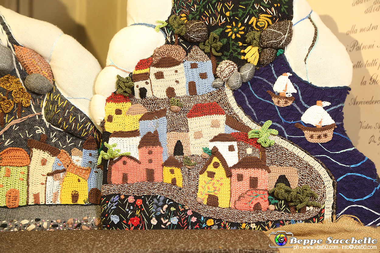 VBS_9242 - Presepio all'uncinetto Parrocchia SS. Cosma e Damiano.jpg